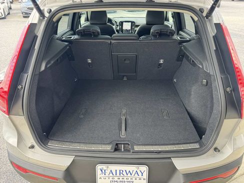 Used 2025 Volvo XC40 B5 Plus AWD/4WD image 28