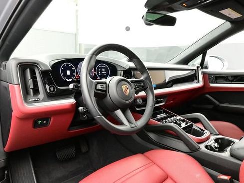 Certified 2025 Porsche Cayenne Coupe AWD/4WD image 4