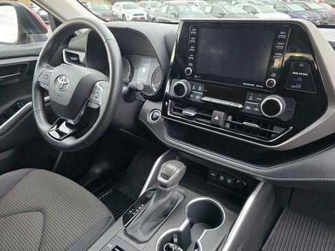 Certified 2020 Toyota Highlander LE image 14