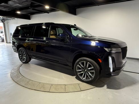 Used 2022 Cadillac Escalade ESV Sport w/ Touring Package AWD/4WD image 11