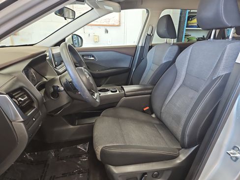 Used 2022 Nissan Rogue SV image 8