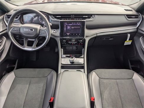 New 2025 Jeep Grand Cherokee Altitude image 15