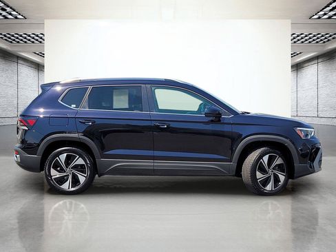 Certified 2025 Volkswagen Taos SE AWD/4WD image 6