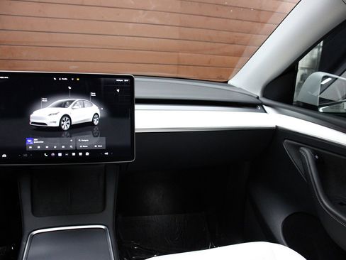 Used 2022 Tesla Model Y Long Range image 30