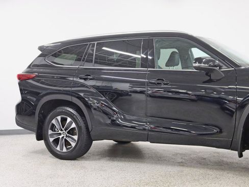 Used 2020 Toyota Highlander XLE image 3