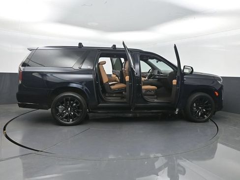 Used 2022 Cadillac Escalade ESV Sport w/ LPO, ONYX Package AWD/4WD image 43
