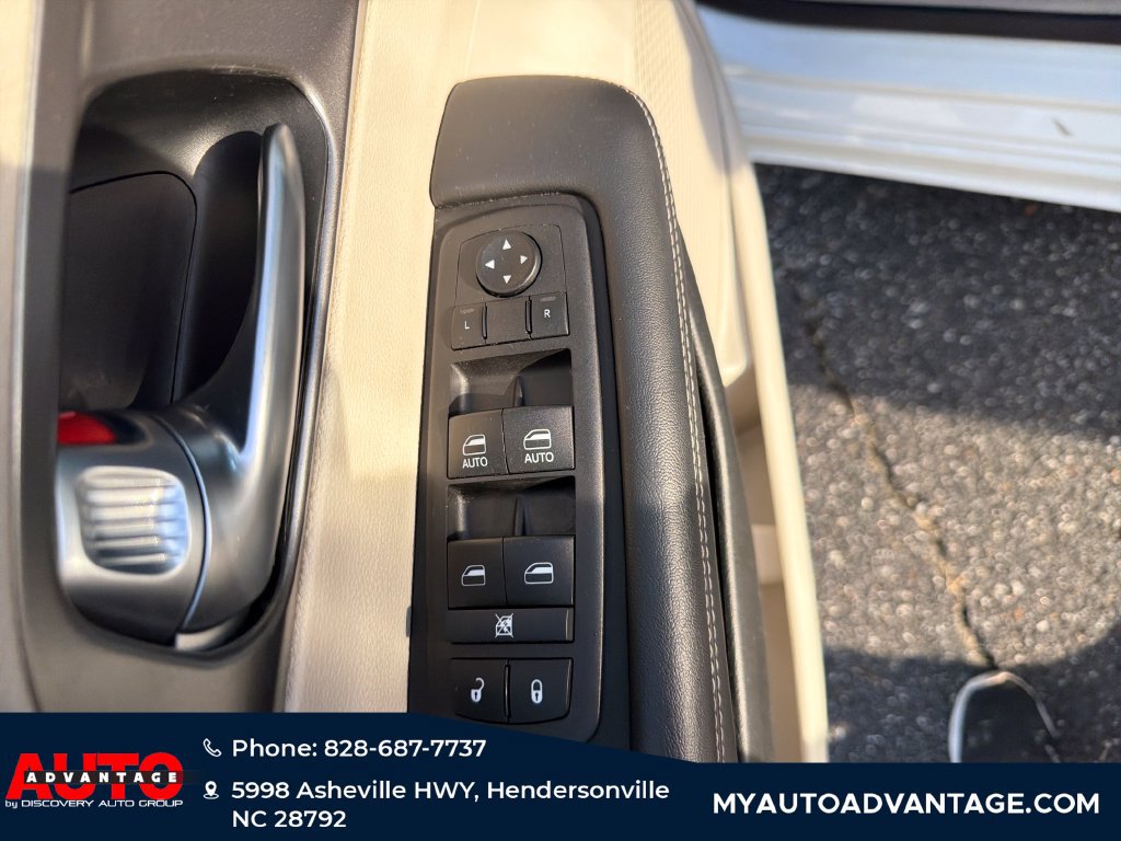 Used 2024 Chrysler Pacifica Touring-L FWD image 11