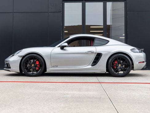 Used 2018 Porsche 718 Cayman GTS RWD image 2