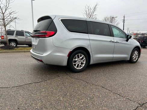 Certified 2024 Chrysler Pacifica Touring-L image 15
