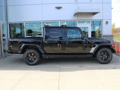 New 2025 Jeep Gladiator Sport image 3