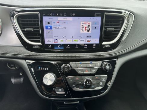 Used 2024 Chrysler Pacifica Touring FWD image 17