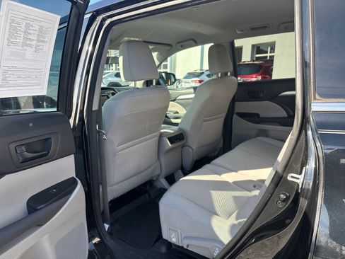Used 2015 Toyota Highlander LE image 32