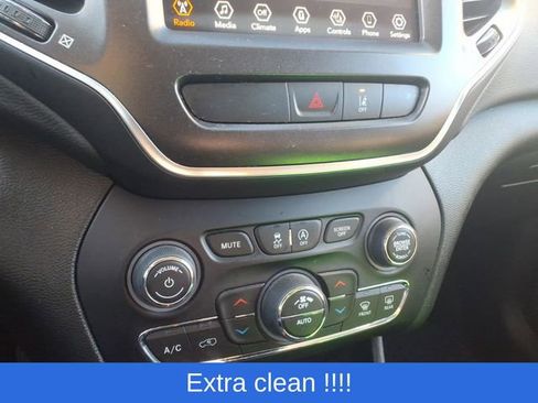 Used 2022 Jeep Cherokee Trailhawk AWD/4WD image 16
