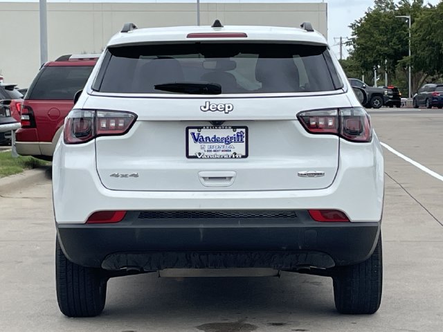 Used 2025 Jeep Compass Latitude w/ Sun & Sound Group AWD/4WD image 5