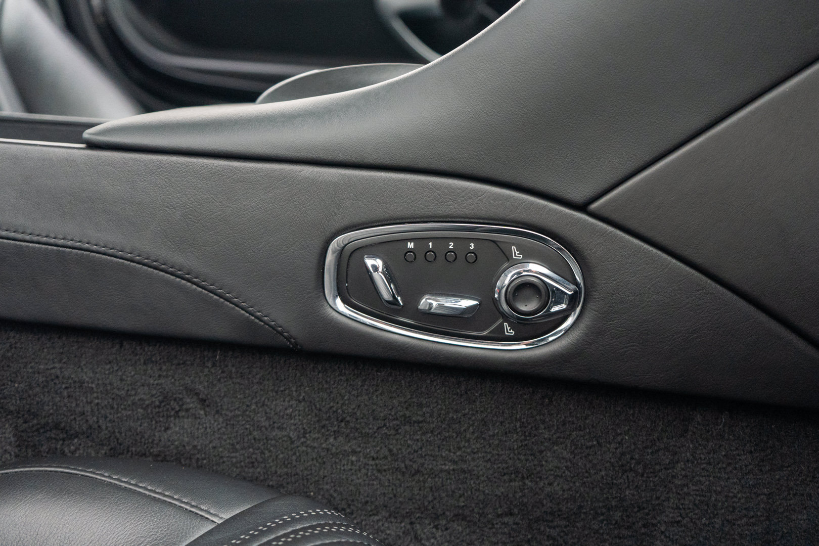 Used 2019 Aston Martin DB11 Coupe RWD image 29