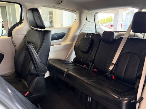 Used 2024 Chrysler Pacifica Limited FWD image 15