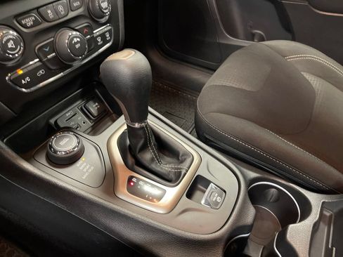 Used 2017 Jeep Cherokee Latitude w/ Cold Weather Group AWD/4WD image 26