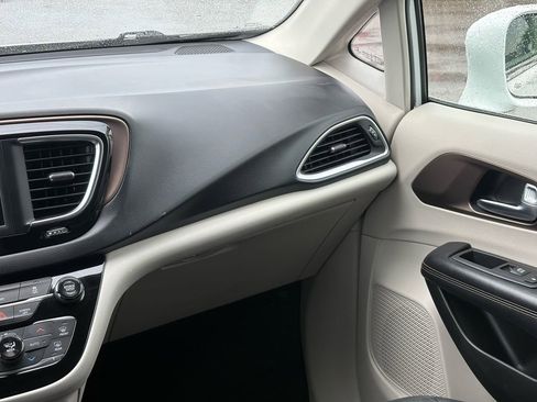Used 2019 Chrysler Pacifica Touring-L FWD image 13