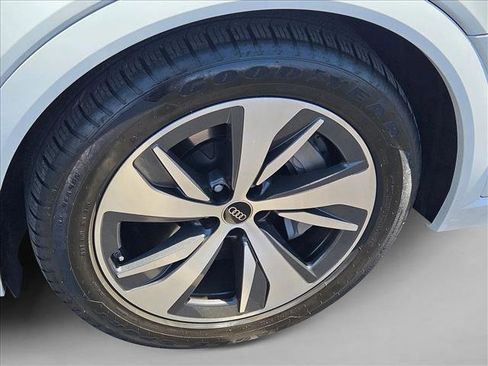 Used 2024 Audi Q8 e-tron Premium Plus AWD/4WD image 23