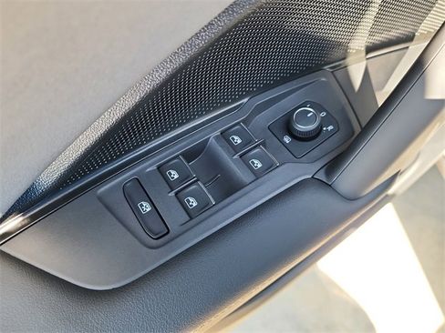 New 2025 Volkswagen Tiguan SE image 11