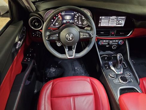 Used 2020 Alfa Romeo Giulia image 15