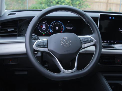 Certified 2025 Volkswagen Tiguan SE FWD image 15