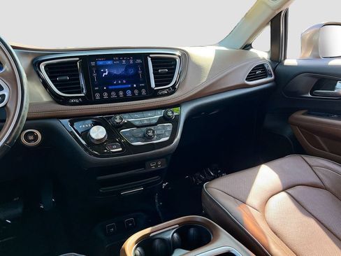 Used 2017 Chrysler Pacifica Limited w/ Advanced Safetytec Group FWD image 23