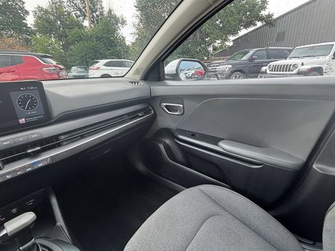 Used 2025 Kia K4 FWD image 32