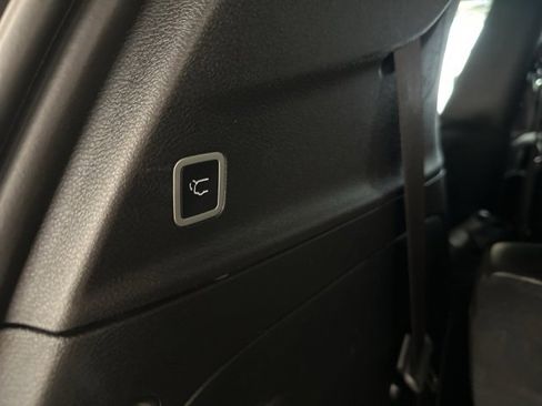 Used 2025 Chrysler Pacifica Select image 37