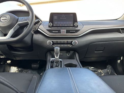 Used 2025 Nissan Altima 2.5 SV image 17