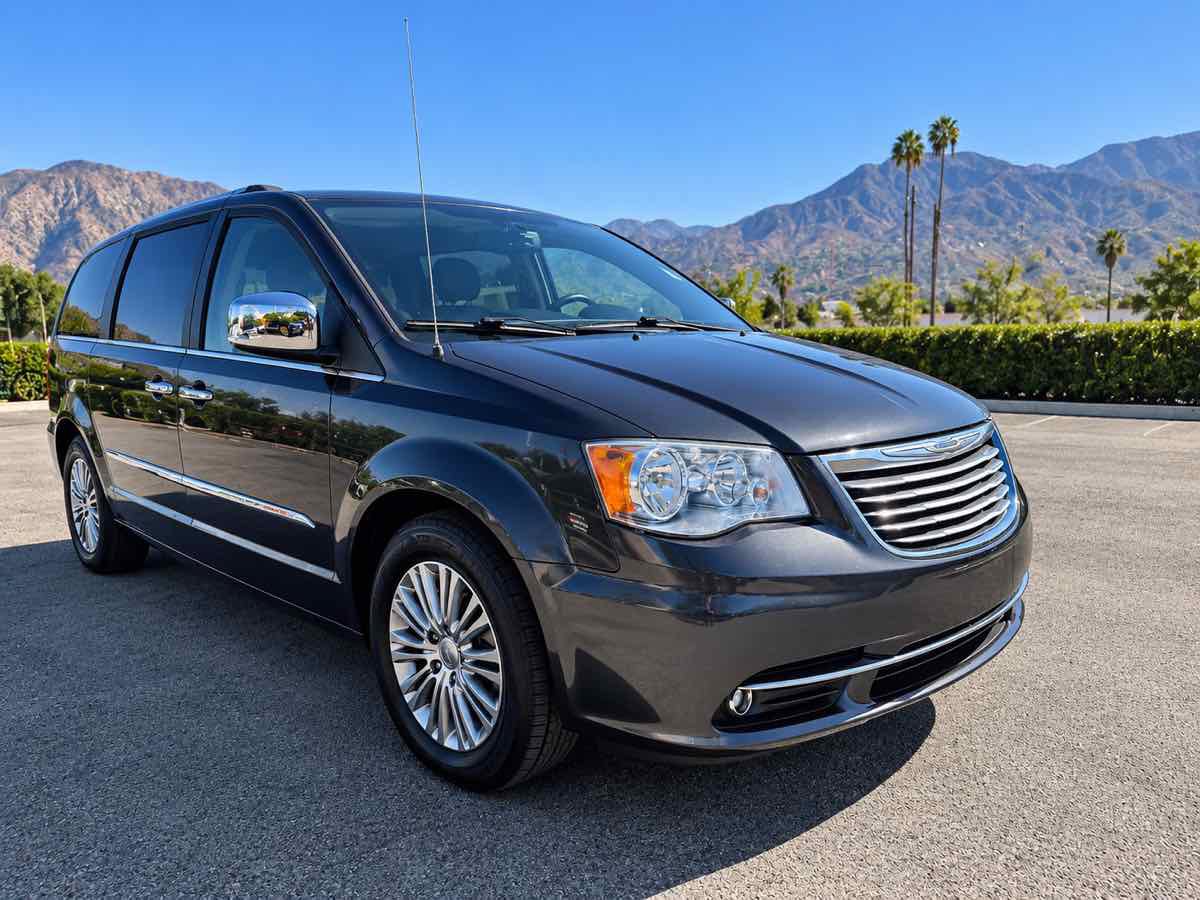 Used 2013 Chrysler Town & Country Touring-L w/ Driver Convenience Group FWD image 1