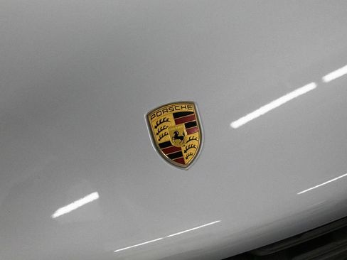 Certified 2025 Porsche Macan AWD/4WD image 10