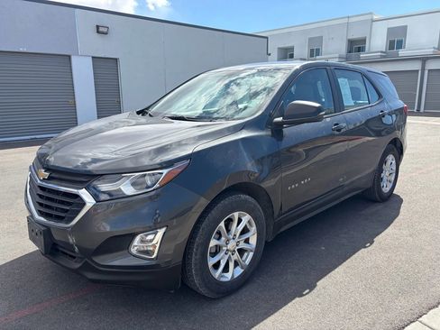 Used 2021 Chevrolet Equinox LS FWD image 2