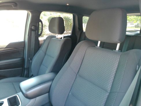 Used 2018 Jeep Grand Cherokee Laredo AWD/4WD image 11