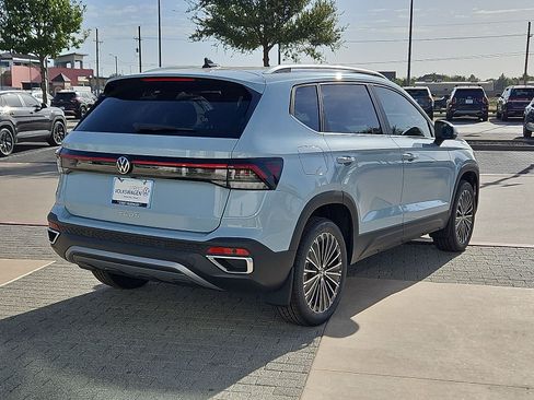 New 2027 Volkswagen Taos SE FWD image 8