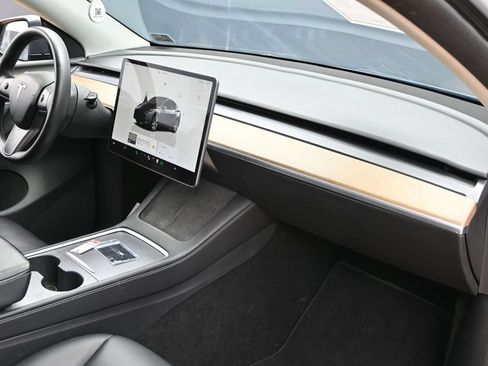 Used 2022 Tesla Model Y Long Range AWD/4WD image 38