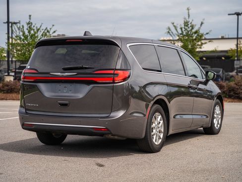 Used 2023 Chrysler Pacifica Touring-L FWD image 8