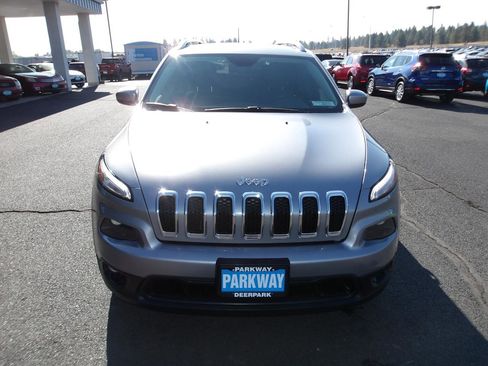 Used 2017 Jeep Cherokee Latitude w/ Comfort/Convenience Group AWD/4WD image 8