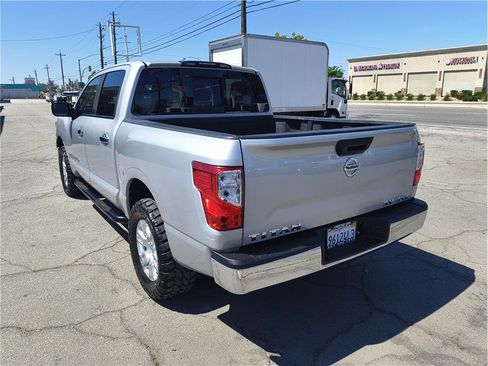 Used 2018 Nissan Titan SV image 14