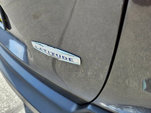 Used 2019 Jeep Cherokee Latitude Plus AWD/4WD image 10
