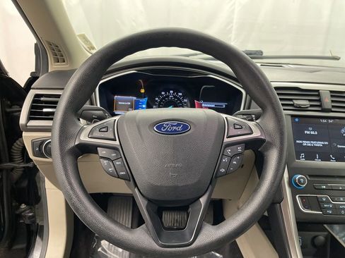 Used 2017 Ford Fusion SE w/ Fusion SE Technology Package image 6