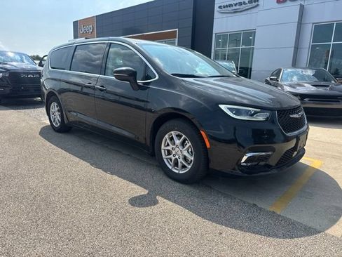 Used 2024 Chrysler Pacifica Touring-L FWD image 2