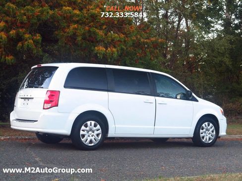 Used 2018 Dodge Grand Caravan SE w/ UConnect Hands-Free Group image 4