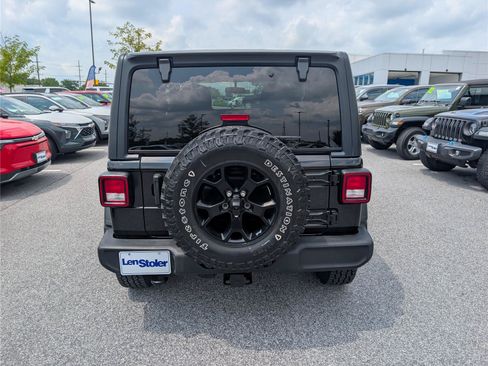 Used 2022 Jeep Wrangler Sport AWD/4WD image 4
