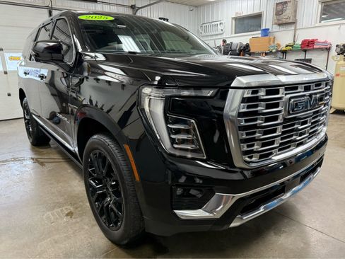 Used 2025 GMC Yukon Denali w/ Sun & Power Step Package image 2
