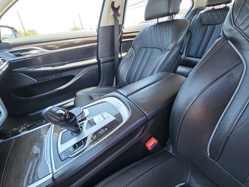 Used 2022 BMW 740i w/ Premium Package RWD image 23
