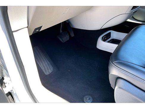 Certified 2024 Chrysler Pacifica Touring-L FWD image 30