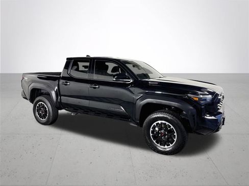 Used 2025 Toyota Tacoma TRD Off-Road AWD/4WD image 4