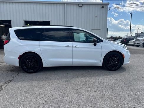Used 2025 Chrysler Pacifica Limited FWD image 5