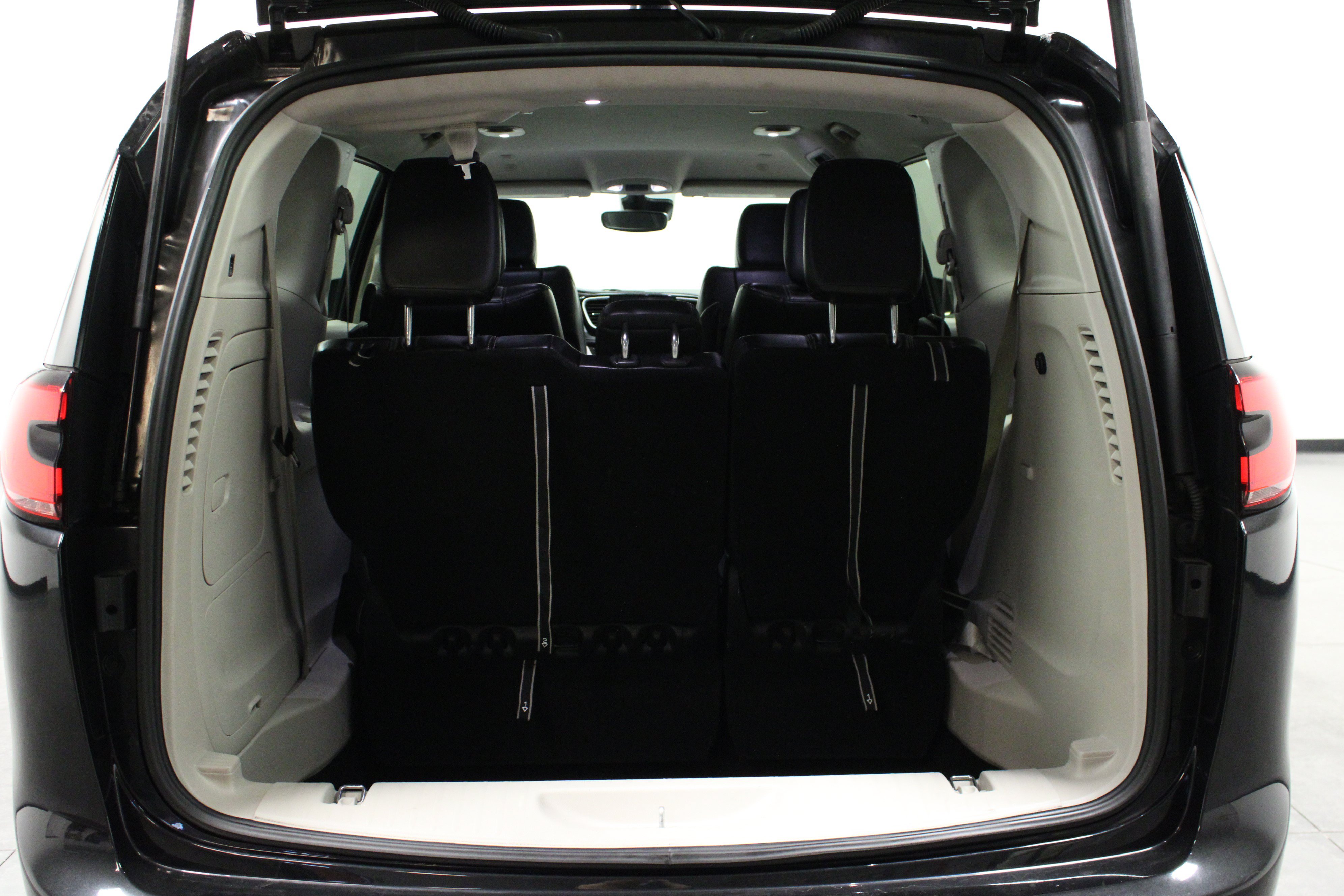 Used 2023 Chrysler Pacifica Touring-L FWD image 15